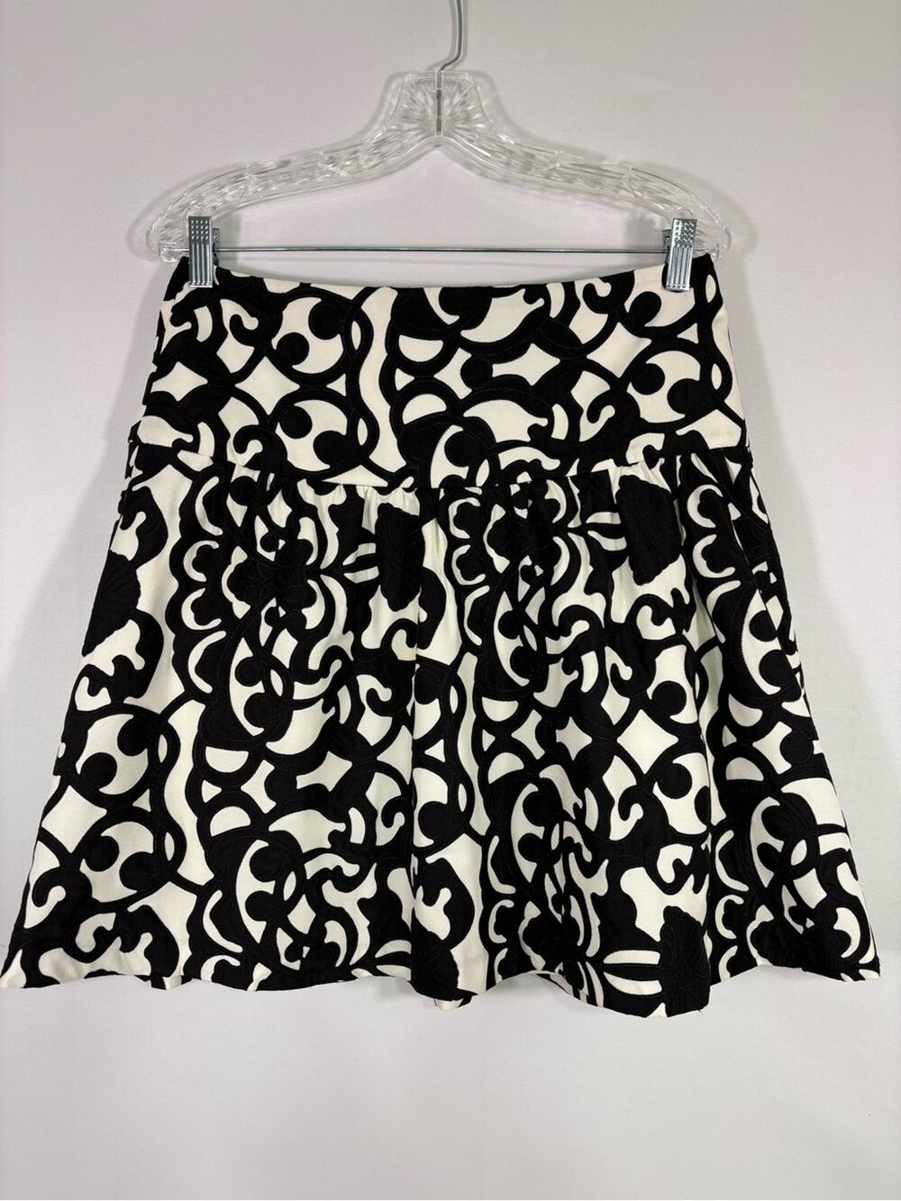 NWT Ann Taylor Black White Embroidered Scroll Mini Skirt Size 6